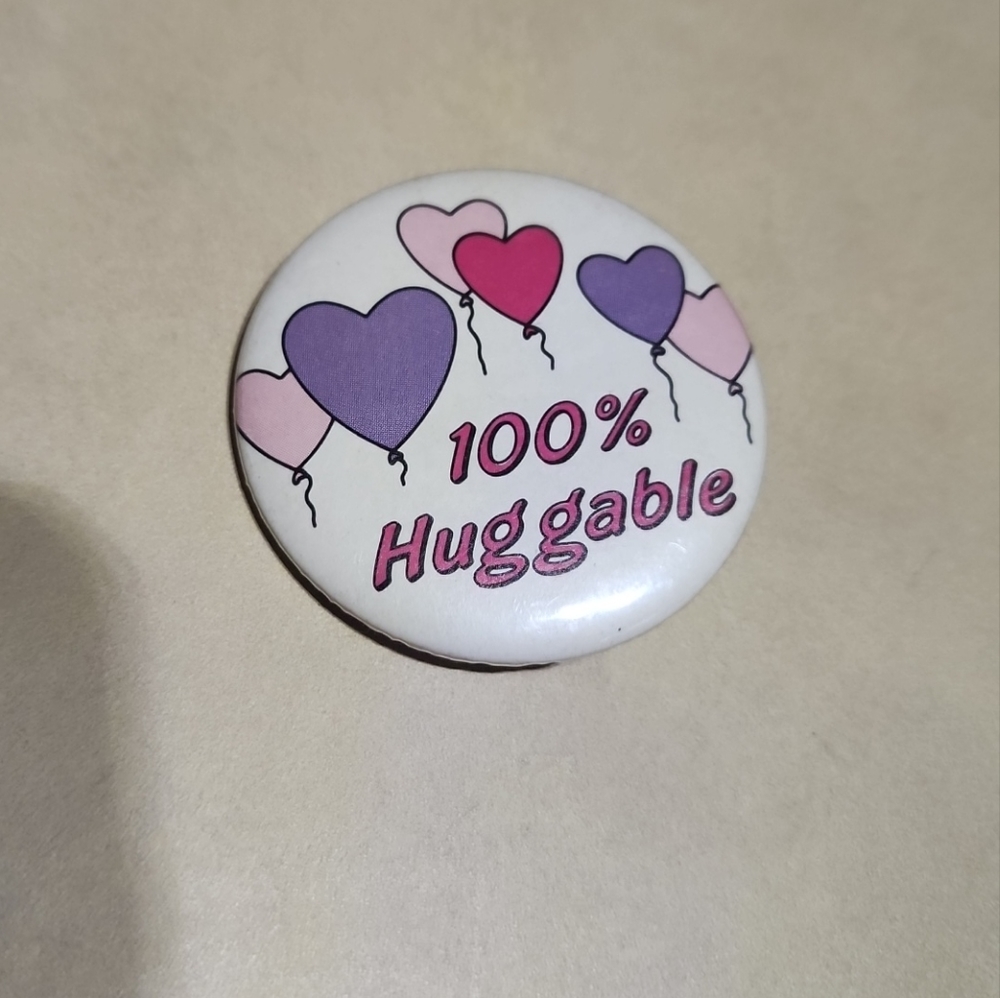 UC-1983 RUSS BERRIE & CO 100% HUGGABLE PIN BADGE